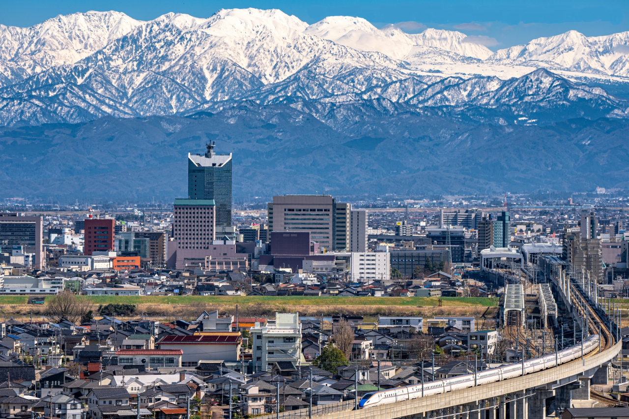 新幹線と立山連峰富山市